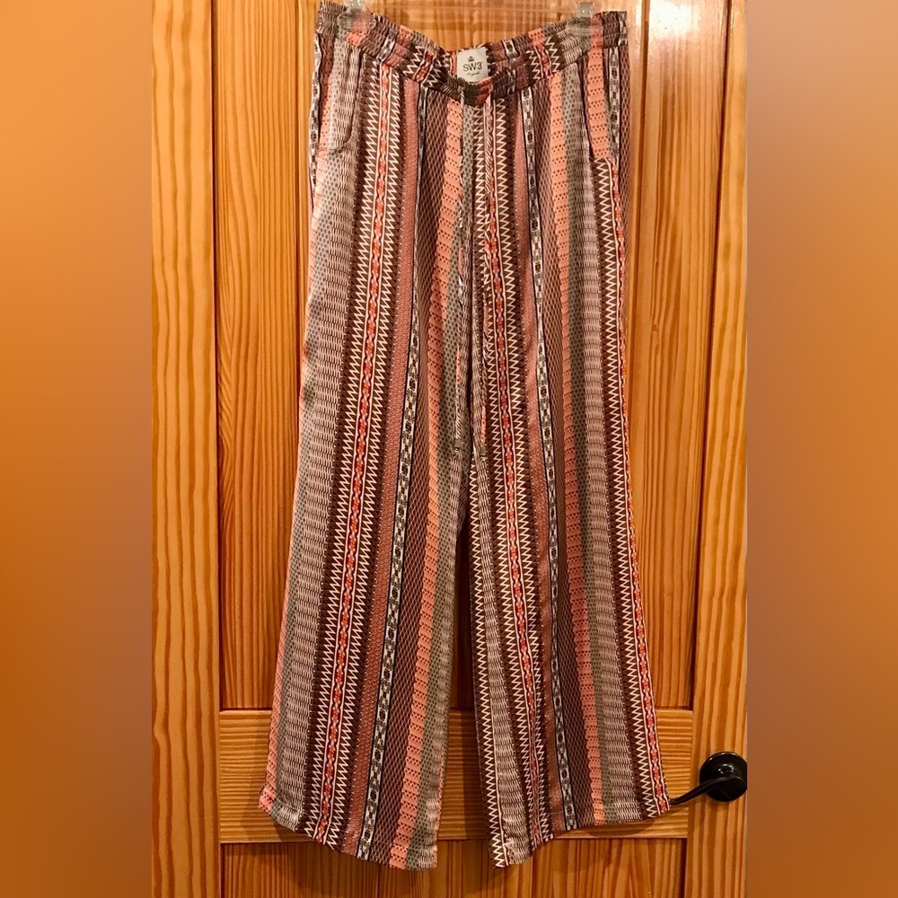 NWOT-Very Cool Vertical Patterned Designer Summer Pants